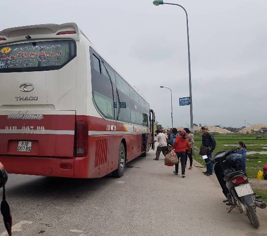 Hàng nghìn người Nghệ An tất bật đón xe khách vào Nam, ra Bắc làm việc ảnh 1