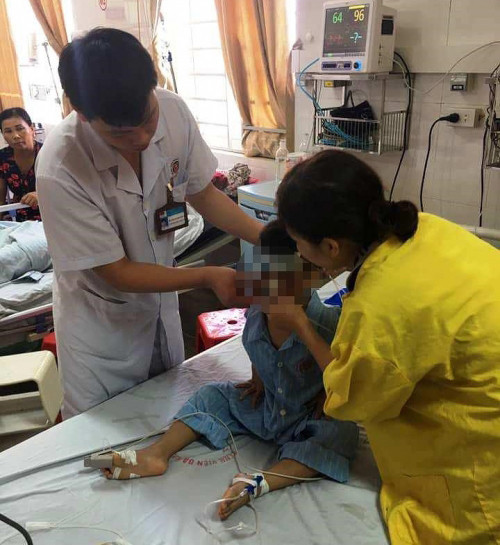 Ở nhà một mình, bé trai 5 tuổi trượt chân rơi xuống giếng sâu 8m ảnh 1