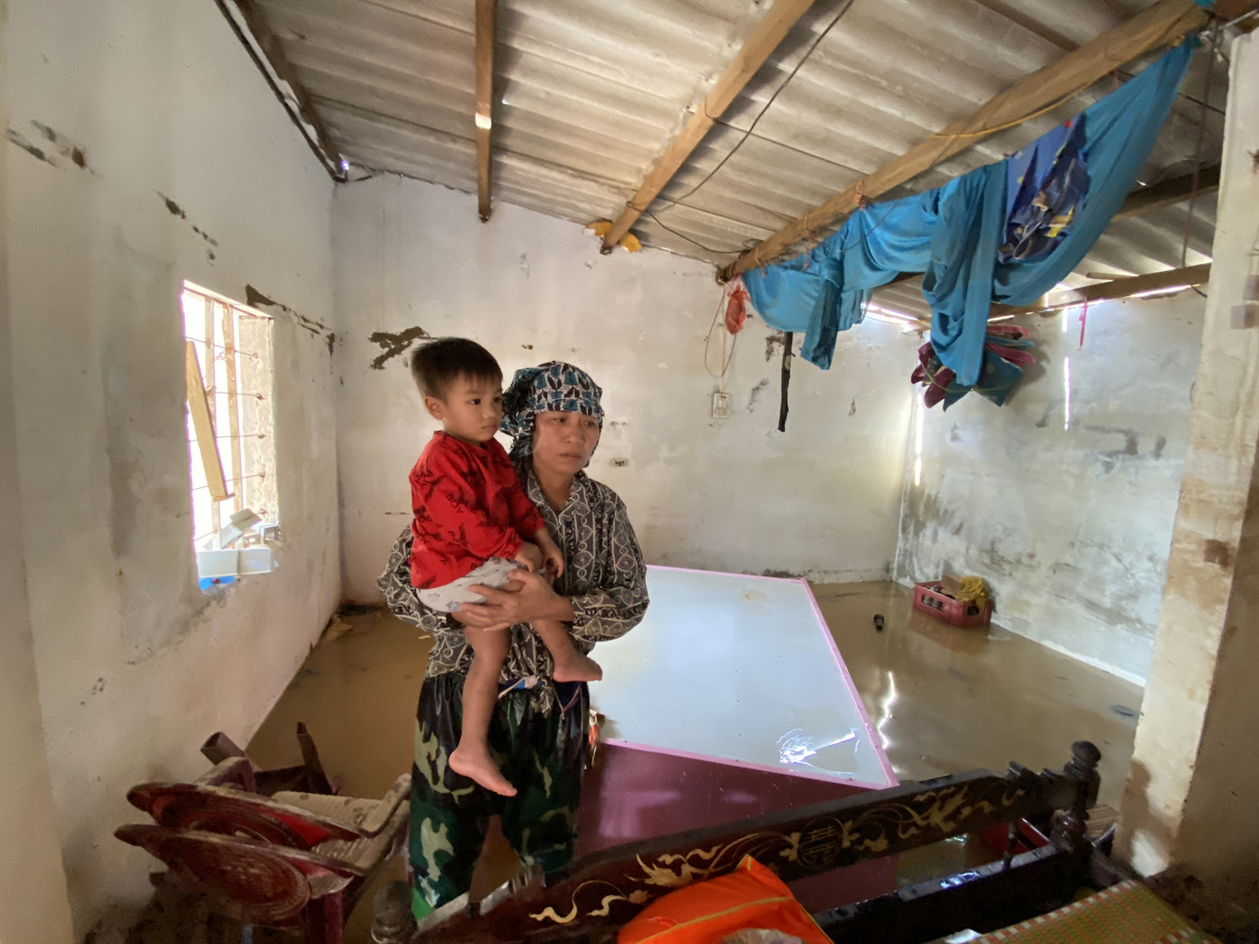 Cận cảnh nhà cửa của người dân quê nghèo tan hoang sau lũ lịch sử ảnh 3