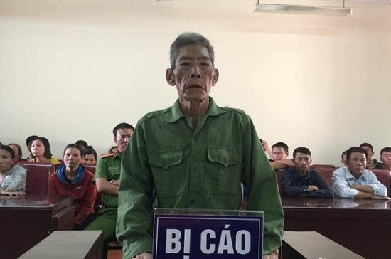 Ông già dâm ô bé gái 7 tuổi lĩnh 30 tháng tù ảnh 1