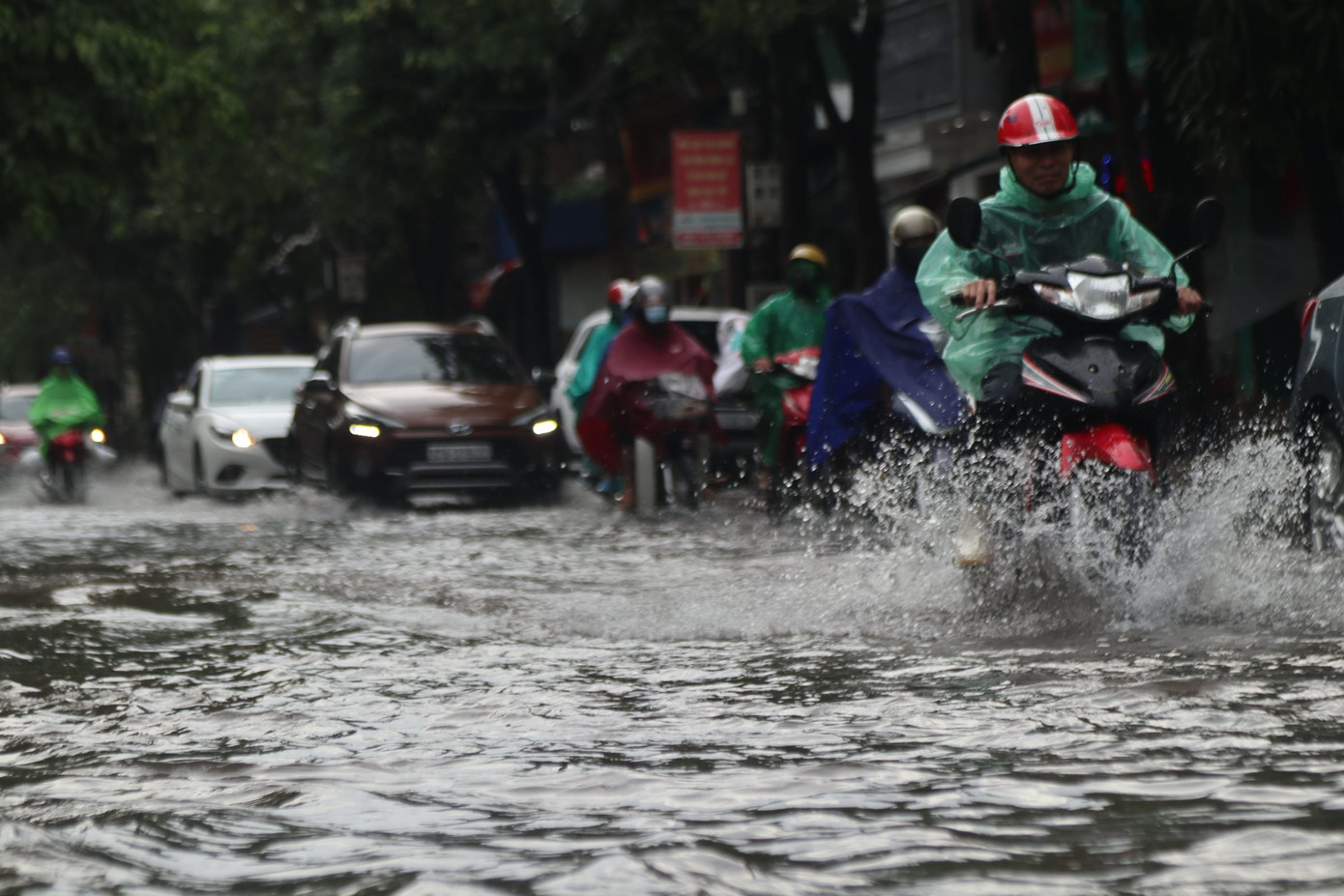 Cây đổ hàng loạt, mất điện, hàng nghìn nhà tốc mái do bão số 5 ảnh 25