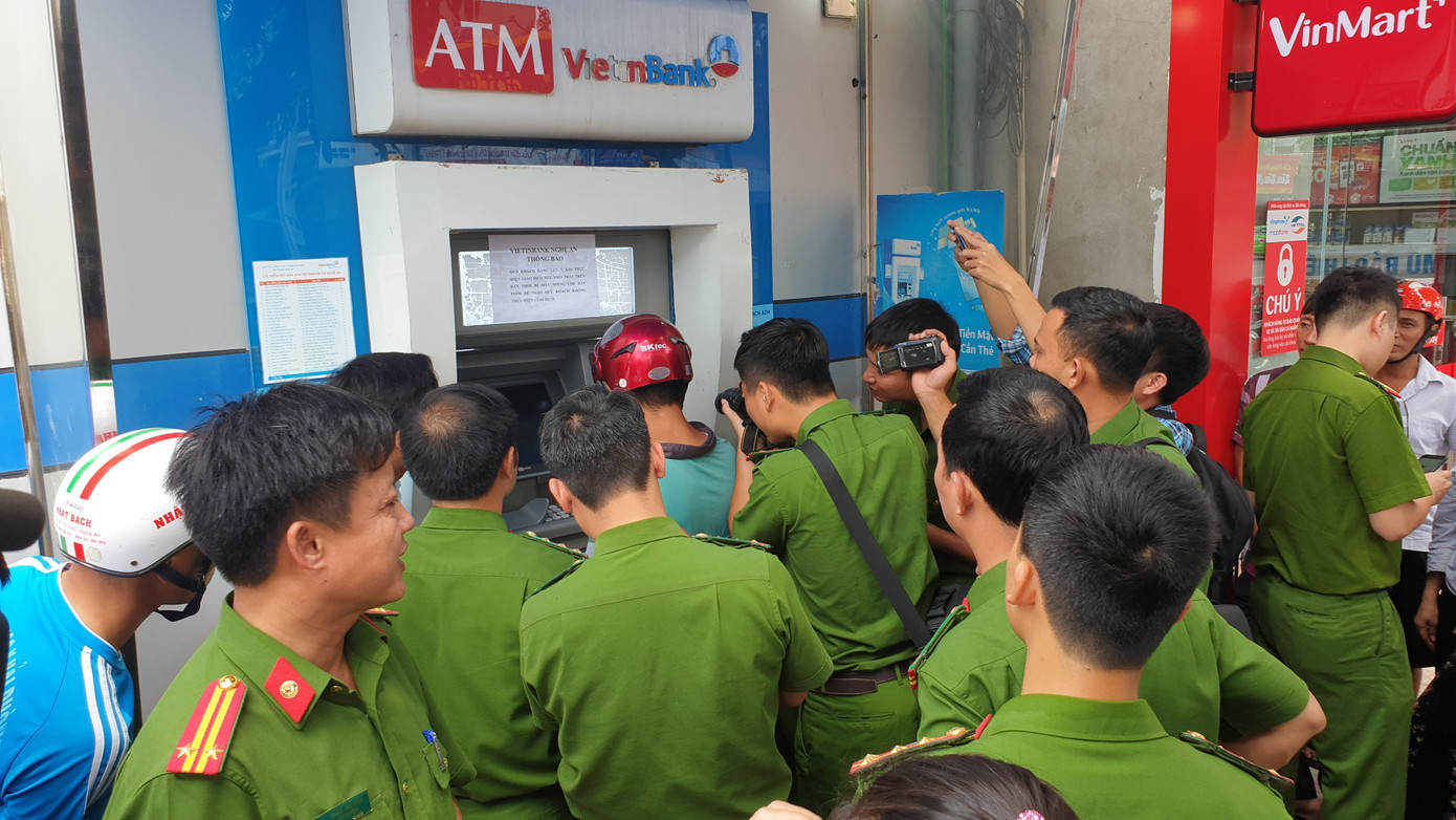Ba người Trung Quốc dùng thẻ ATM rút tiền của hàng chục khách hàng ảnh 3