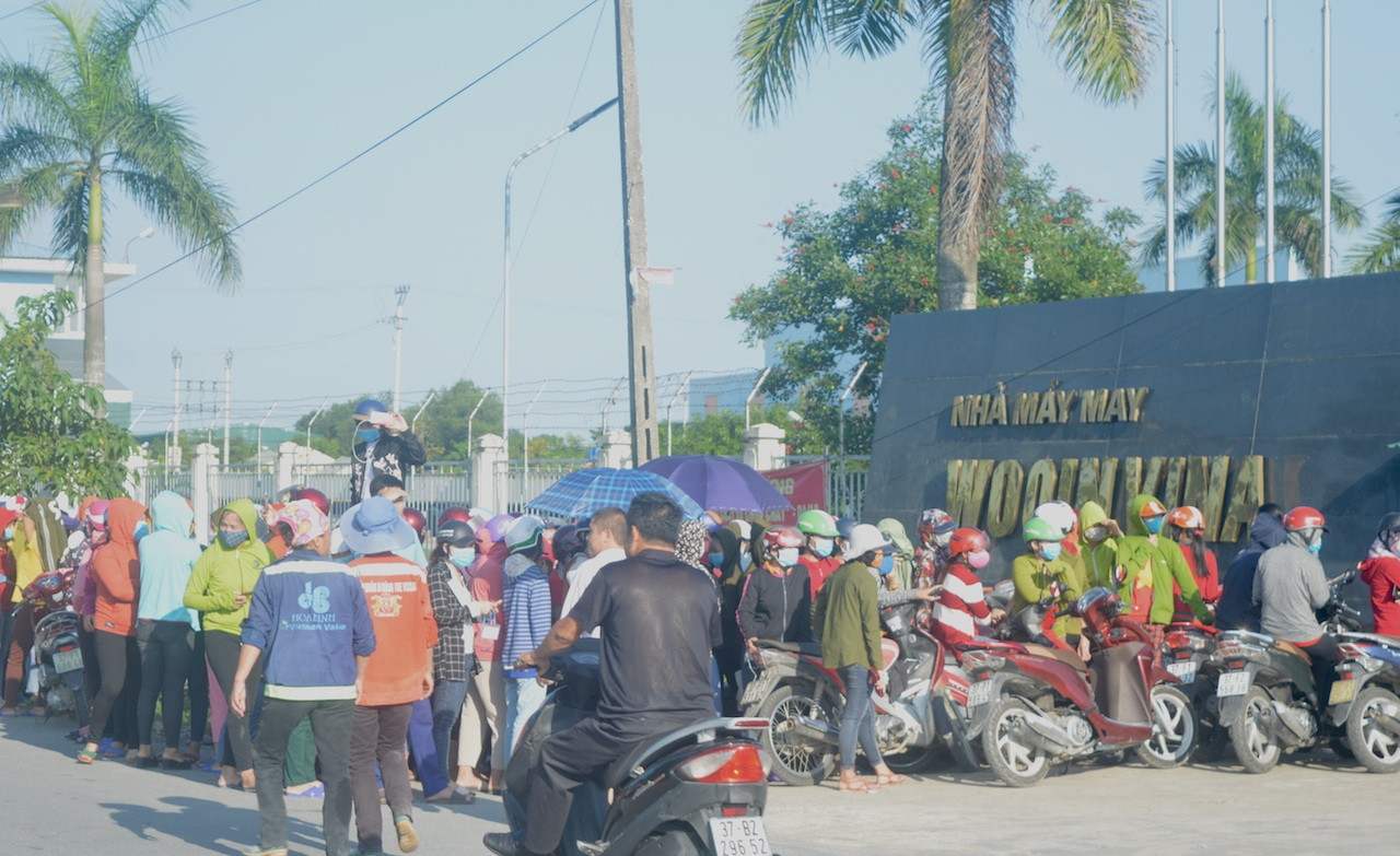 Hàng trăm công nhân nhà máy may ‘đội nắng’ đình công đòi quyền lợi ảnh 1