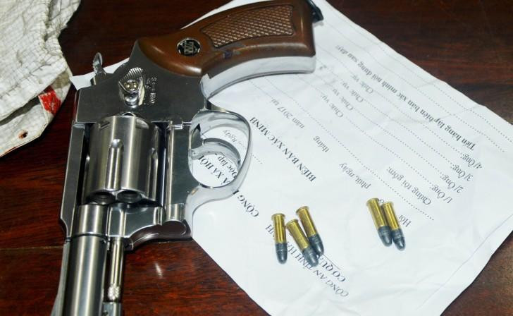 Nam thanh niên mang theo súng đạn để vận chuyển 6 bánh heroin ảnh 3