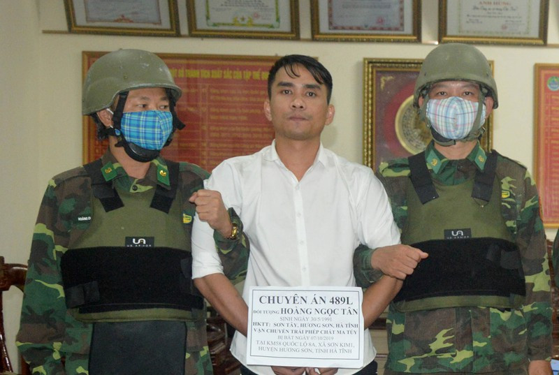 Nam thanh niên mang theo súng đạn để vận chuyển 6 bánh heroin ảnh 1