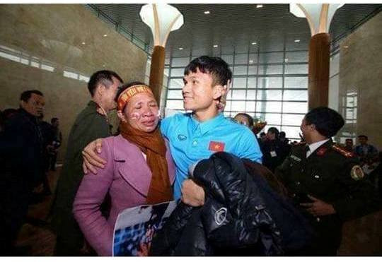 Mẹ của Công Phượng, Văn Đức, Xuân Mạnh dự buổi vinh danh các con ảnh 1