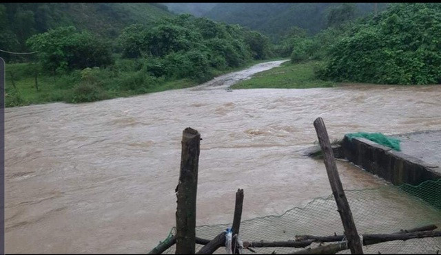 Mưa lớn gây sạt lở, nhiều tuyến đường ở Hà Tĩnh - Nghệ An bị chia cắt ảnh 8