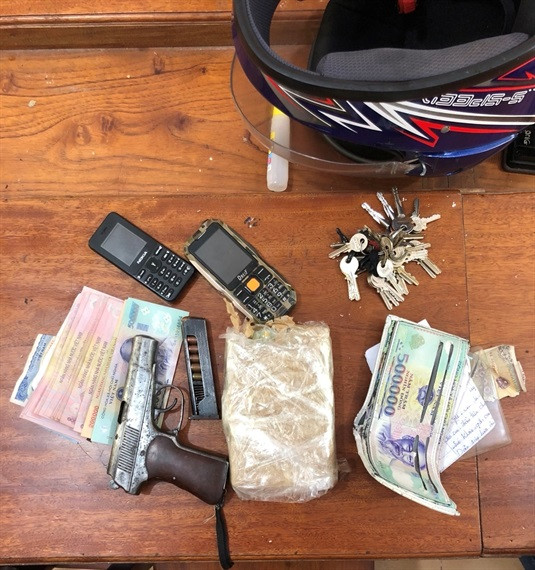 Mang súng đã lên đạn để 'áp tải' ma túy ảnh 1