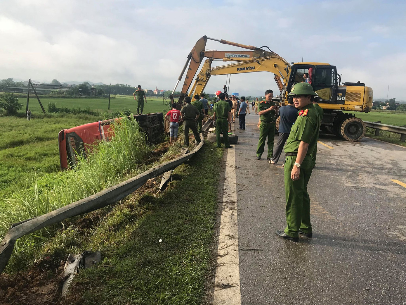 Xe khách lật bên lề đường lúc rạng sáng, 1 người chết, 20 người bị thương ảnh 1