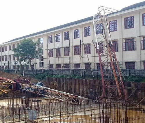 Hoảng hồn xe cẩu lật nghiêng, cần đổ sập xuống công trình ảnh 4