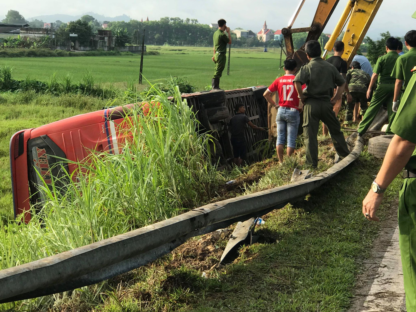 Xe khách lật bên lề đường lúc rạng sáng, 1 người chết, 20 người bị thương ảnh 3