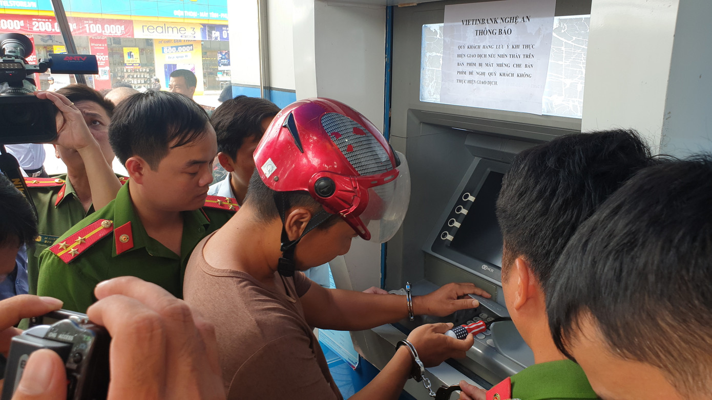 Ba người Trung Quốc dùng thẻ ATM rút tiền của hàng chục khách hàng ảnh 2