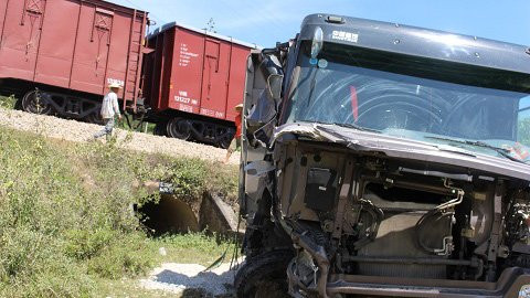 Tàu hỏa tông văng xe tải 15m, đường sắt Bắc - Nam tê liệt ảnh 2