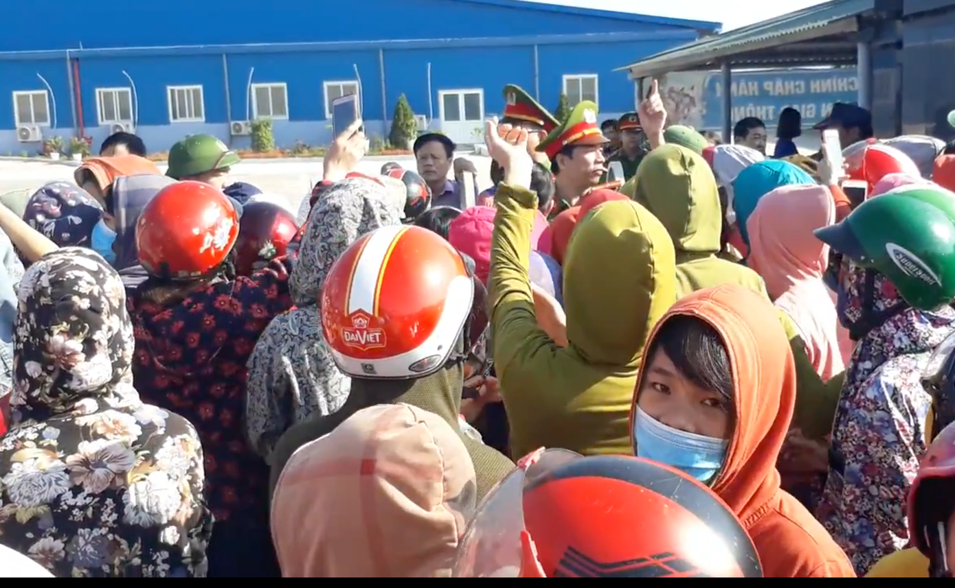 Hàng trăm công nhân nhà máy may ‘đội nắng’ đình công đòi quyền lợi ảnh 2