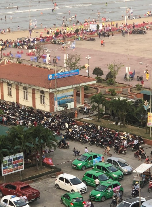 Hơn 2 vạn người trên bãi biển Cửa Lò, khách sạn 'cháy' phòng ảnh 2