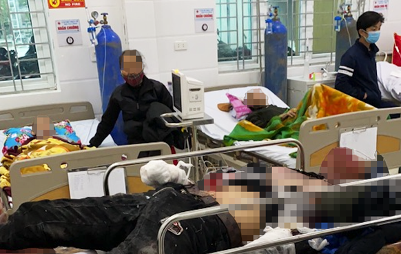 Đốt pháo tự chế, nhóm học sinh bị thương phải nhập viện ảnh 1