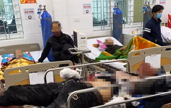 Đốt pháo tự chế, nhóm học sinh bị thương phải nhập viện ảnh 1