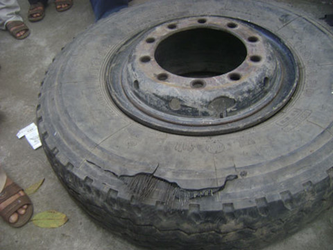 Nổ lốp xe khách: Người đàn ông văng cao 3 mét, tử vong ảnh 1