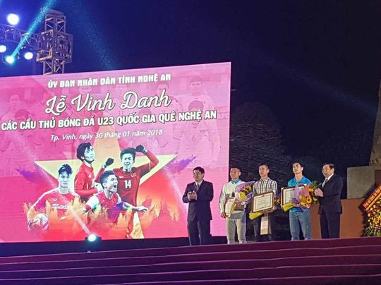 Hàng ngàn người dân Nghệ An chờ đón các tuyển thủ U23 Việt Nam ảnh 7