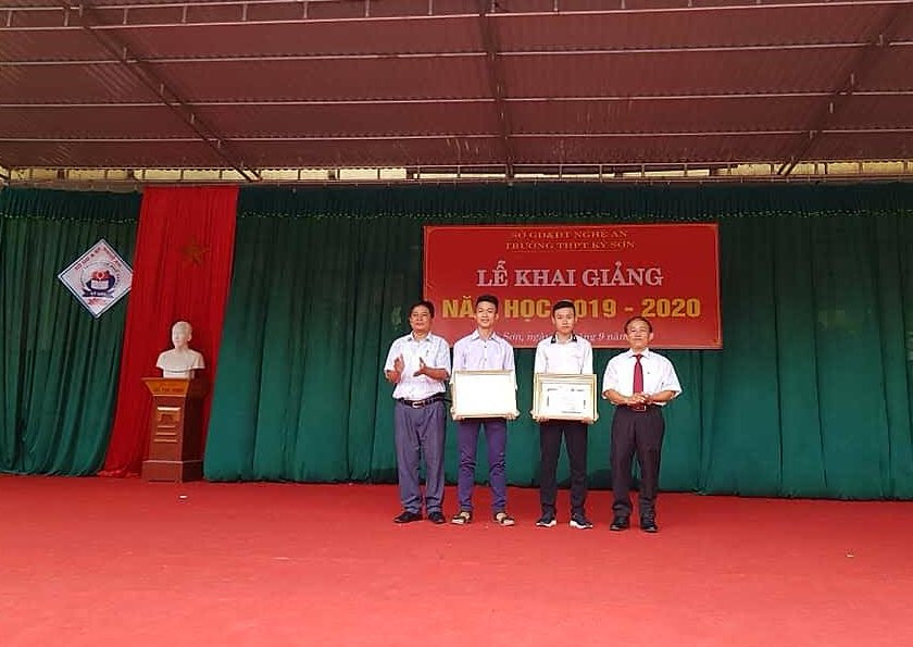 Hai nam sinh huyện biên giới dũng cảm cứu người ảnh 1