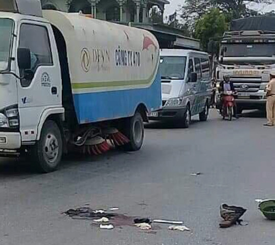 Xe khách va chạm xe máy, 4 người thương vong ảnh 3