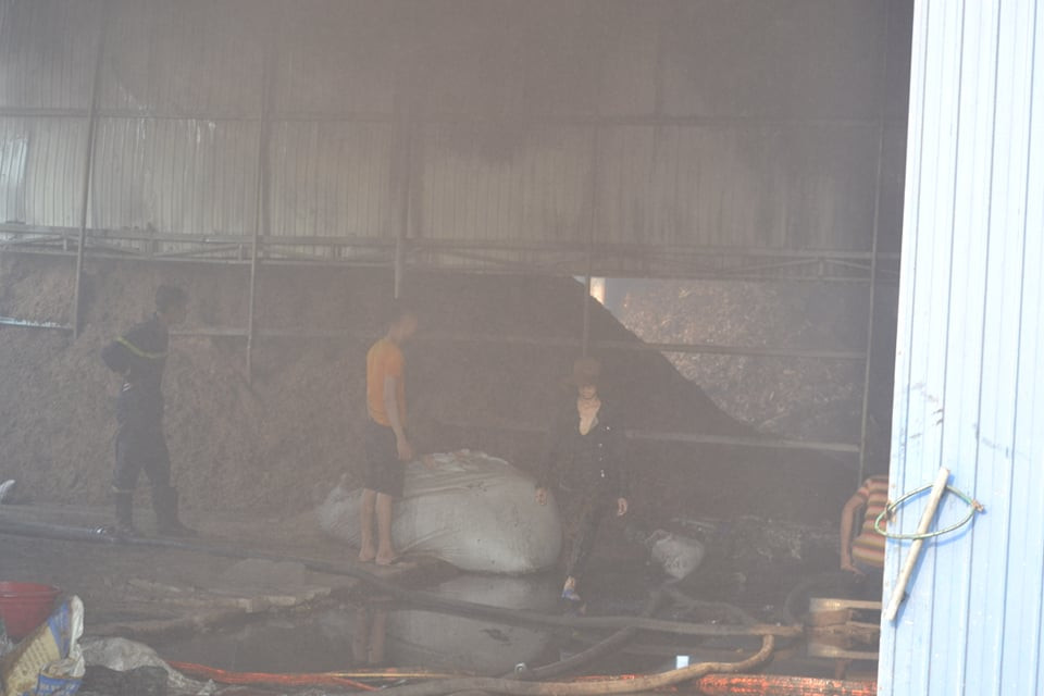 Huy động 5 xe chữa cháy khống chế ngọn lửa nghi ngút trong xưởng chế biến than ảnh 1