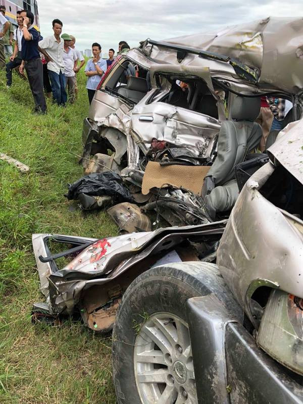Tàu hỏa vò nát ô tô 7 chỗ: 2 người chết, 2 người nguy kịch ảnh 8