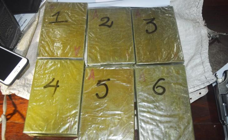 Nam thanh niên mang theo súng đạn để vận chuyển 6 bánh heroin ảnh 2