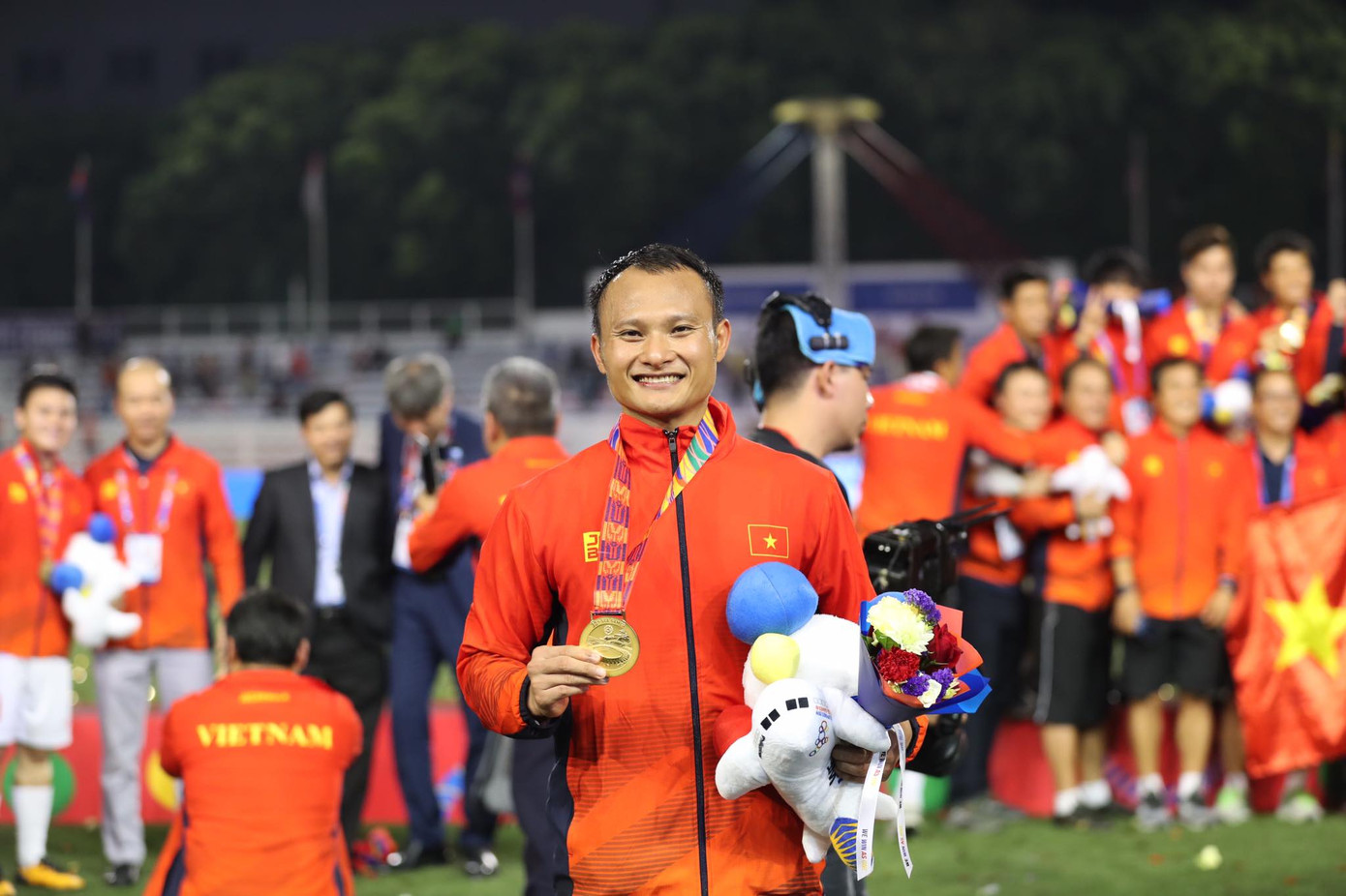 Các nhà vô địch SEA Games về đến Hà Nội ảnh 45