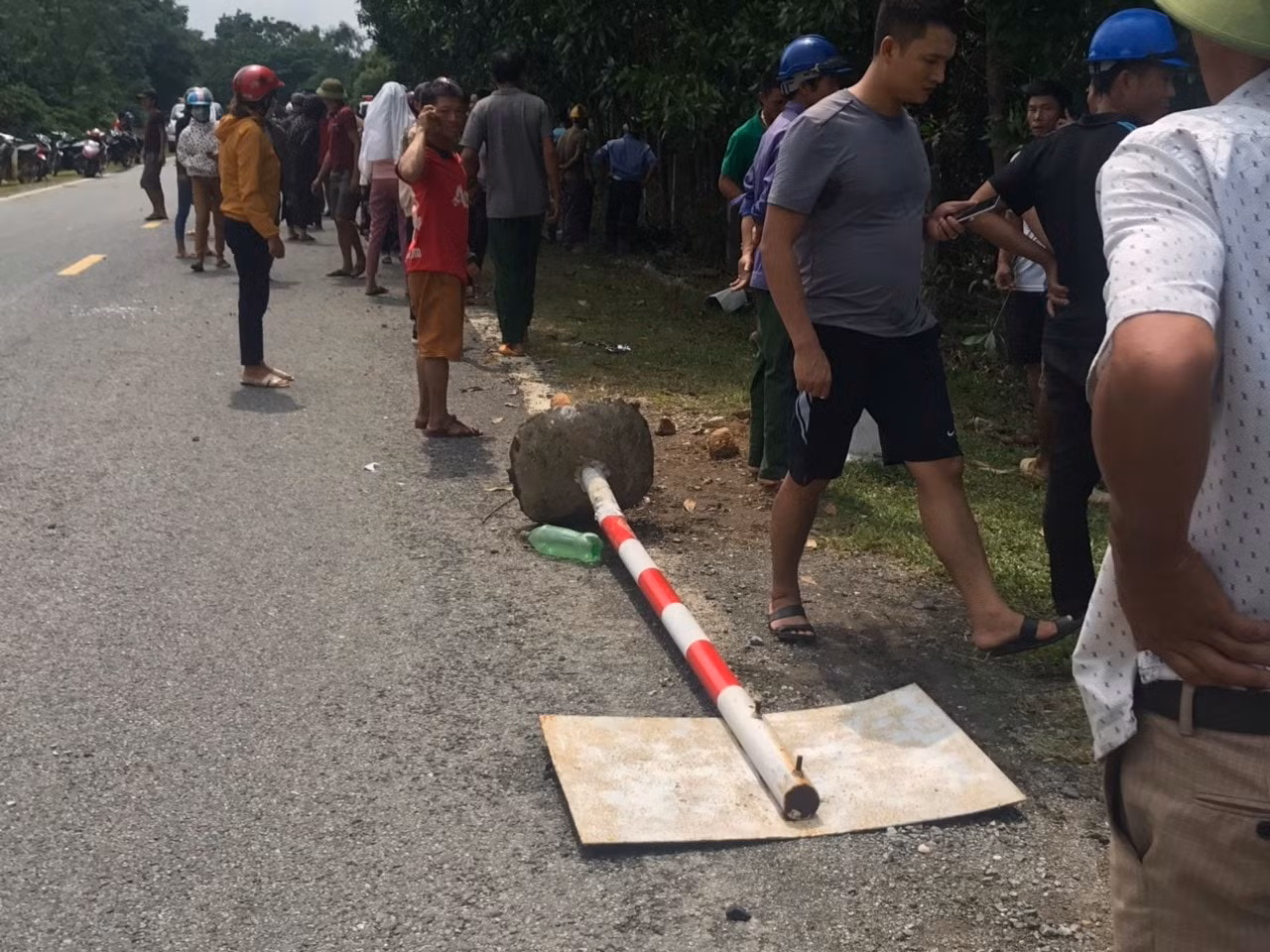 Xe máy đối đầu với ô tô bán tải, hai vợ chồng tử vong tại chỗ ảnh 2