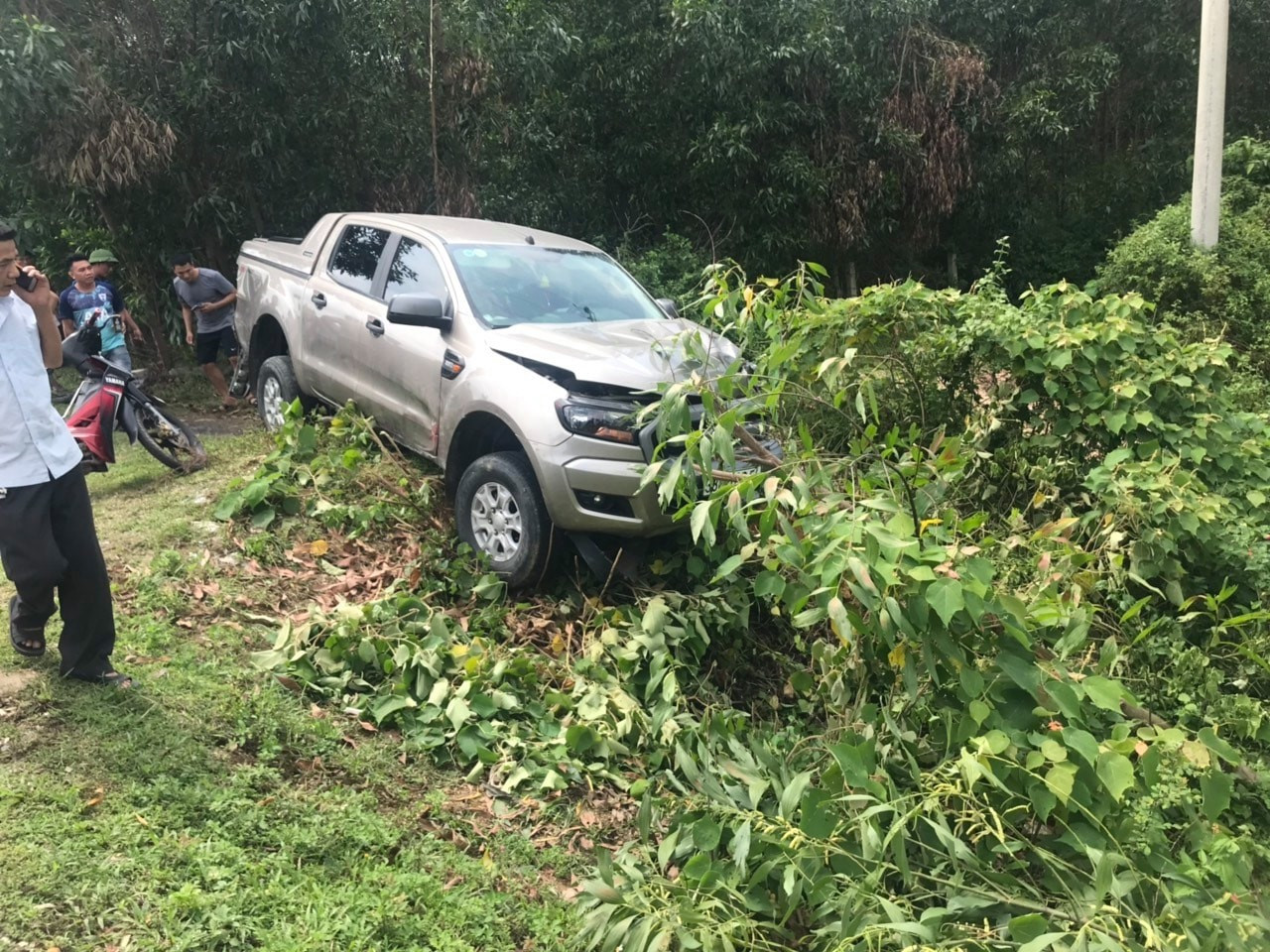 Xe máy đối đầu với ô tô bán tải, hai vợ chồng tử vong tại chỗ ảnh 1