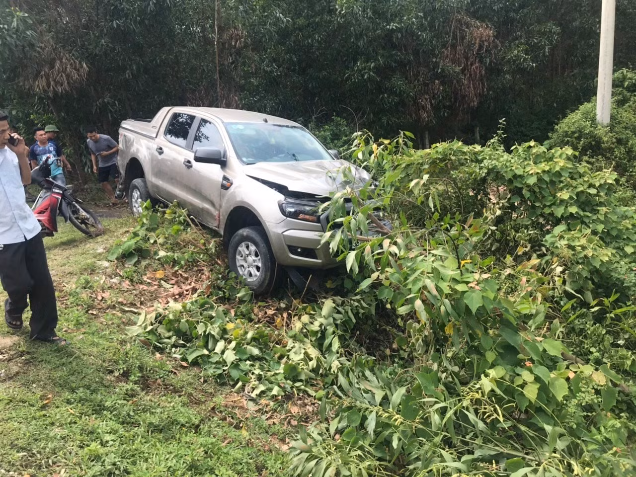 Xe máy đối đầu với ô tô bán tải, hai vợ chồng tử vong tại chỗ ảnh 1