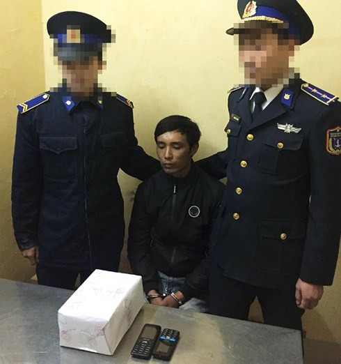 Ôm hộp ma túy đá đi tiêu thụ gặp ngay đặc nhiệm ảnh 1