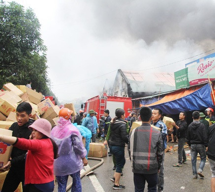 Cháy lớn ở kho chứa hàng tết chợ Vinh ảnh 7