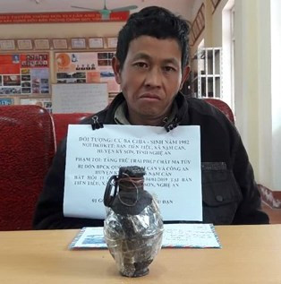 Bắt đối tượng vận chuyển ma túy luôn phòng thân bằng lựu đạn ảnh 1