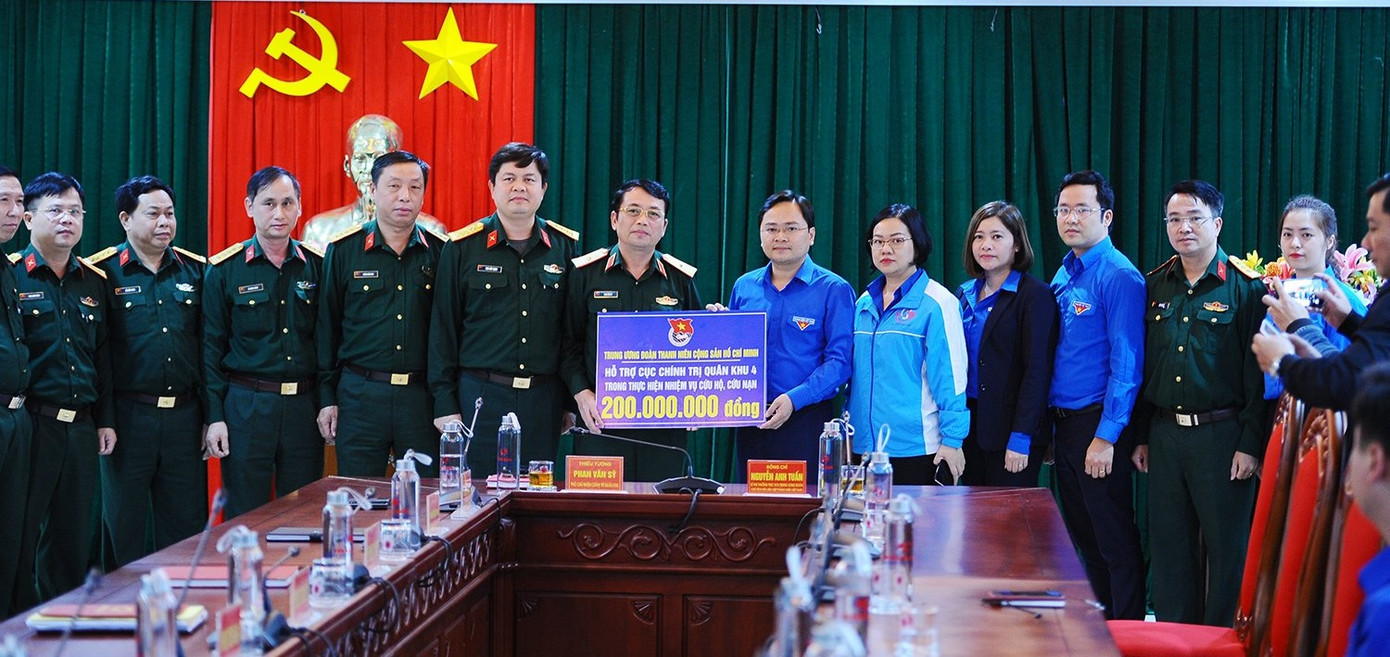 Bí thư Thường trực Trung ương Đoàn thăm, tặng quà Quân khu 4 ảnh 1