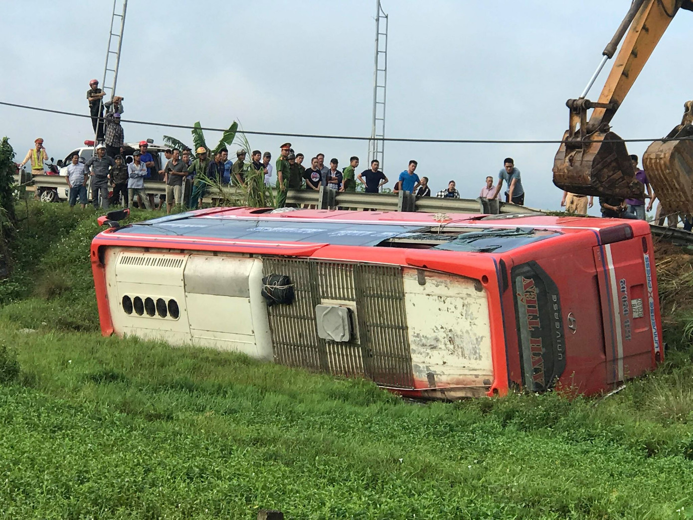 Xe khách lật bên lề đường lúc rạng sáng, 1 người chết, 20 người bị thương ảnh 4