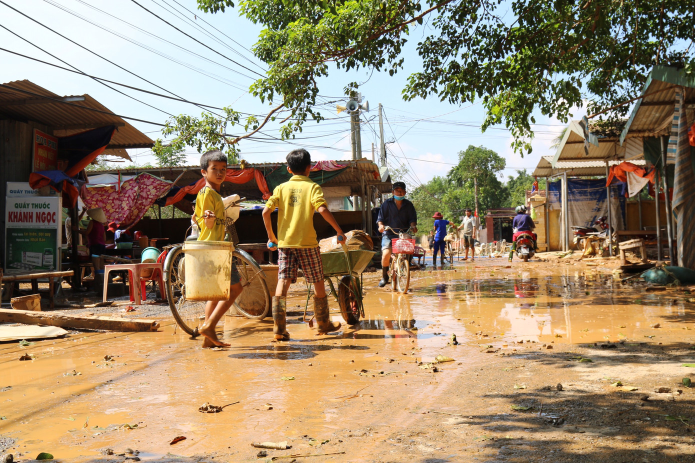 Sách vở bị lũ cuốn trôi, học sinh rốn lũ Quảng Bình khó khăn trước ngày trở lại trường ảnh 3