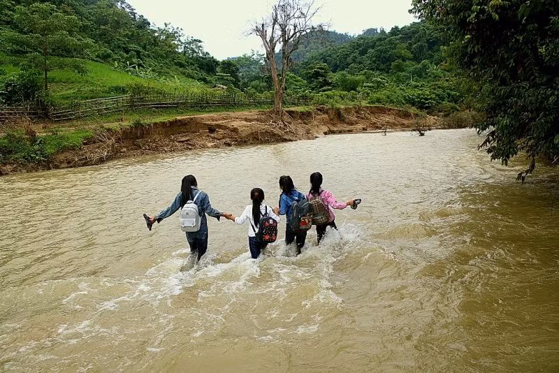 Trao quà trị giá gần 500 triệu đồng hỗ trợ học sinh vùng lũ ảnh 2