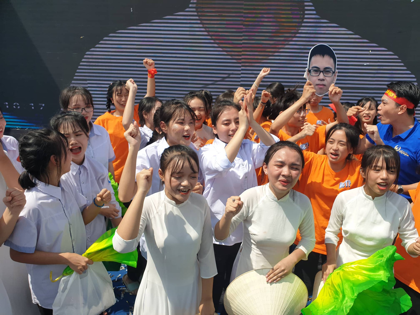 Giây phút vỡ òa cảm xúc tại quê nhà quán quân Đường lên đỉnh Olympia 2019 ảnh 2