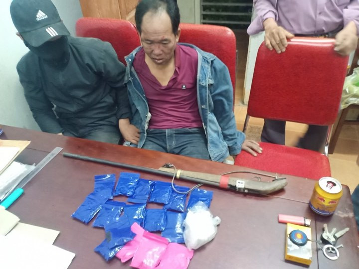 Bị bao vây, đối tượng ma túy chĩa súng về cảnh sát để tẩu thoát ảnh 2