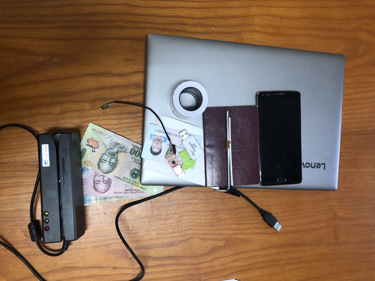 Ba người Trung Quốc dùng thẻ ATM rút tiền của hàng chục khách hàng ảnh 5