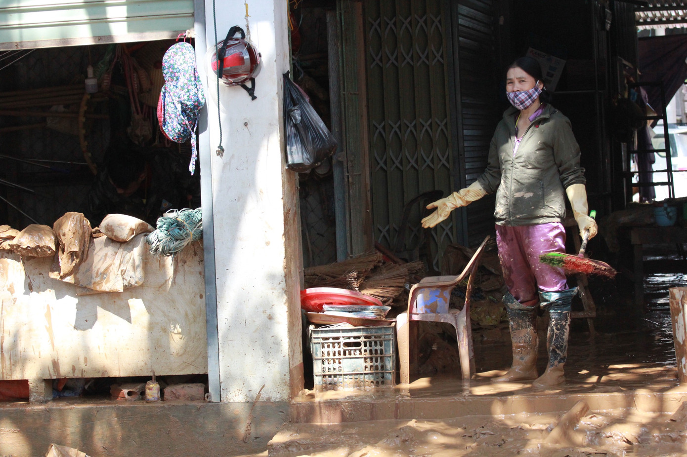 Sau lũ, rác thải tràn ngập, nguy cơ bùng phát dịch bệnh cao ảnh 8