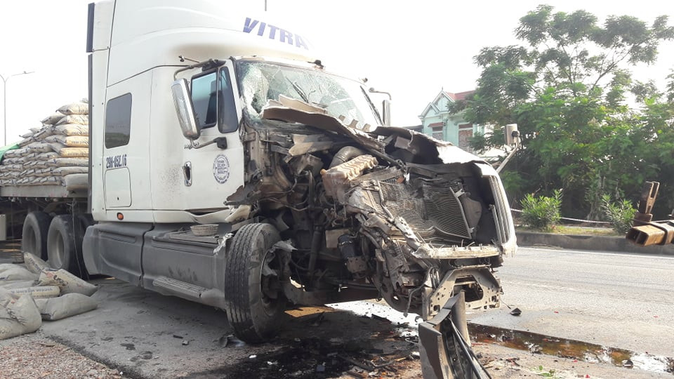 Xe đầu kéo bẹp dúm sau cú đâm mạnh vào đuôi xe tải trên quốc lộ 1A ảnh 1