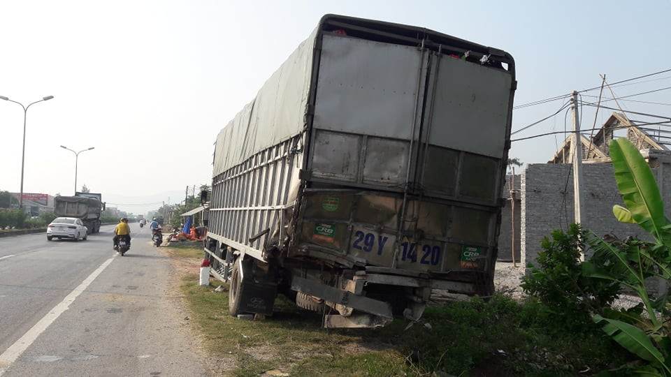 Xe đầu kéo bẹp dúm sau cú đâm mạnh vào đuôi xe tải trên quốc lộ 1A ảnh 2
