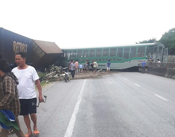 Bốn toa tàu bị lật khỏi đường ray sau cú đâm mạnh vào xe tải ảnh 1