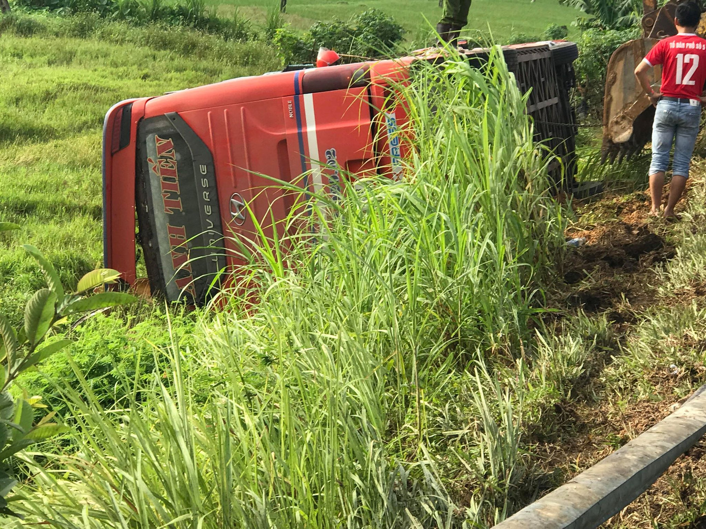 Xe khách lật bên lề đường lúc rạng sáng, 1 người chết, 20 người bị thương ảnh 7