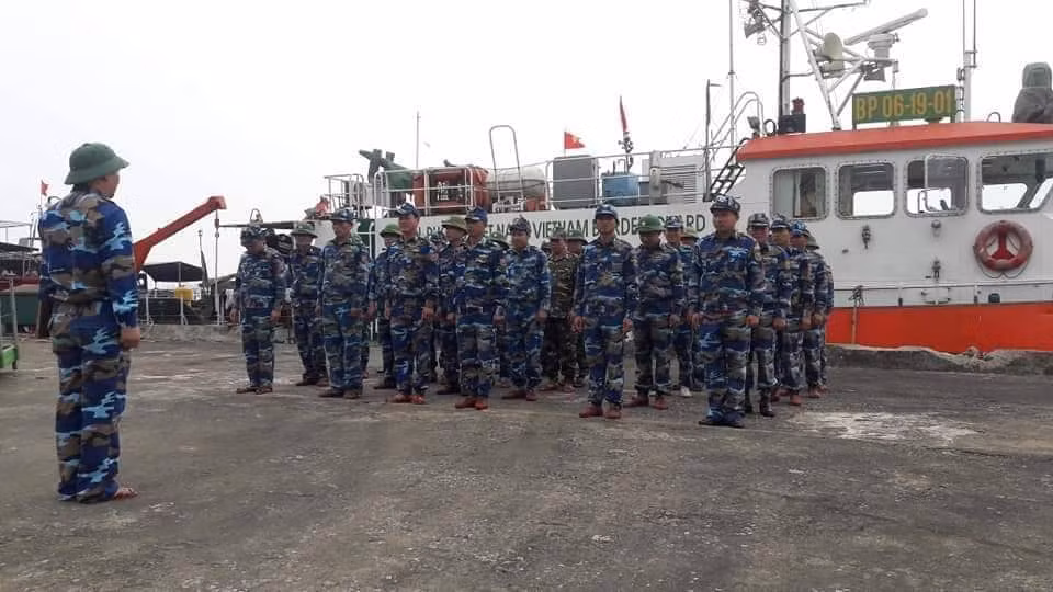 Vượt sóng dữ cứu hộ 16 thuyền viên bị nạn giữa biển khơi ảnh 1