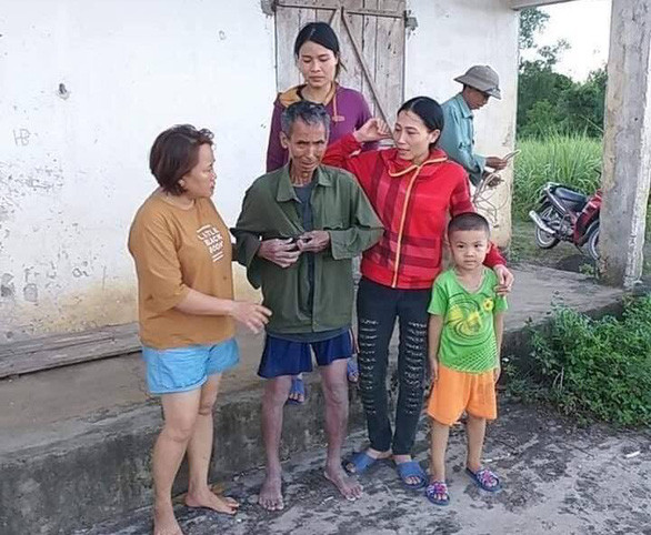 Người đàn ông bị mắc kẹt suốt 5 tiếng dưới giếng hoang ở Nghệ An ảnh 1