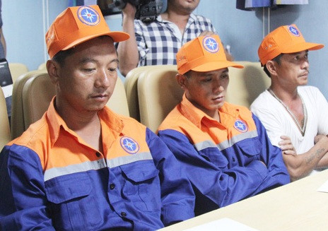 Xúc động giây phút đón 7 thuyền viên sống sót được đưa vào bờ ảnh 1